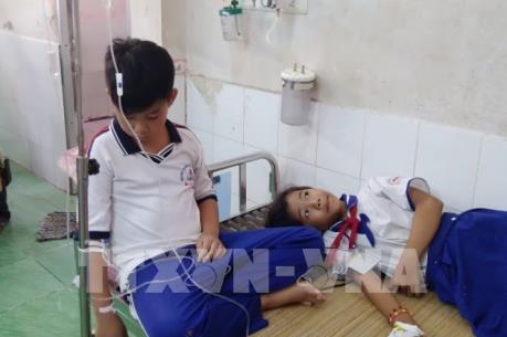 Súc miệng bằng Fluor phòng sâu răng, hàng chục học sinh nhập viện