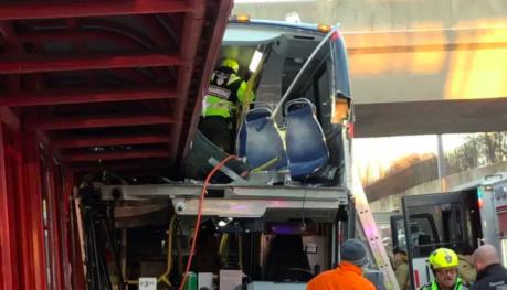 Xe buýt đâm vào mái vòm nhà chờ làm 26 người thương vong