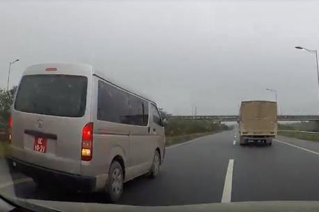 Xe biển đỏ đi lùi trên cao tốc Hà Nội - Thái Nguyên: Tạm đình chỉ công tác lái xe