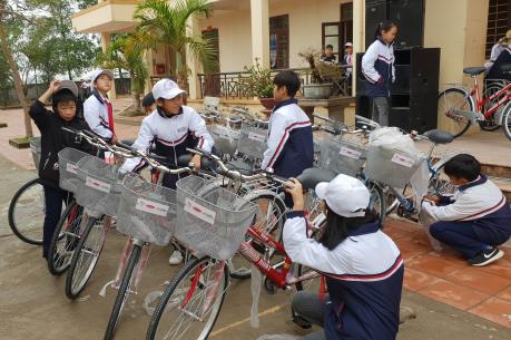 SHB và Dai-ichi Life Việt Nam trao tặng xe đạp cho học sinh nghèo vượt khó