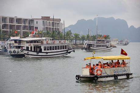 Tạm giữ 4 xuồng cao tốc chở khách trái phép tuyến Tuần Châu - Cát Bà