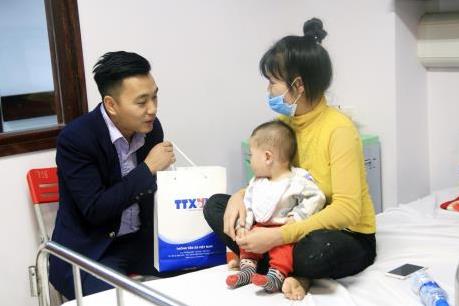 Quà Tết sớm cho các bệnh nhi bị tim bẩm sinh tại BV Nhi Trung ương