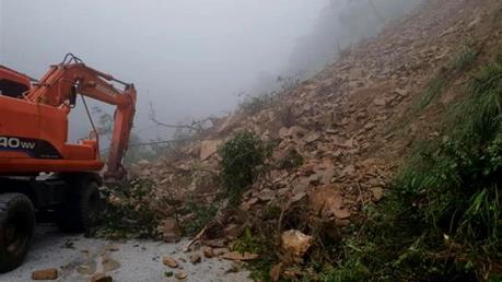 Sạt lở taluy dương Quốc lộ 8A, đoạn qua Hà Tĩnh gây ách tắc nhiều giờ