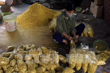 Trộn lưu huỳnh vào củ riềng xay nhỏ để bán ra chợ