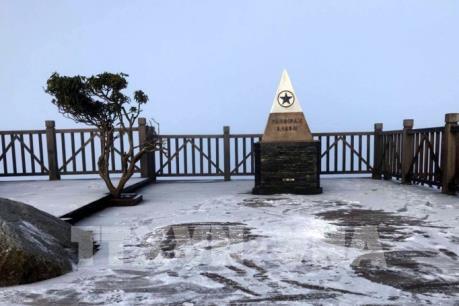 Lào Cai nhiệt độ giảm sâu, đỉnh Fansipan có băng tuyết mỏng