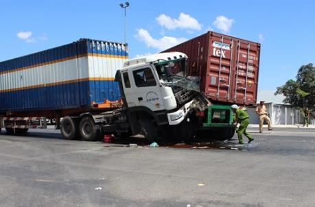 Quảng Trị: 2 xe container đâm nhau, một người tử vong