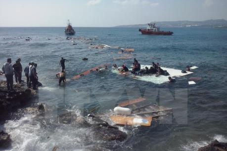 Đắm thuyền hơi chở 120 người trên Địa Trung Hải