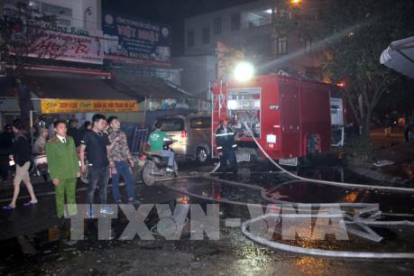 Cháy lớn tại chợ đầu mối Đông Hương (Thanh Hóa)