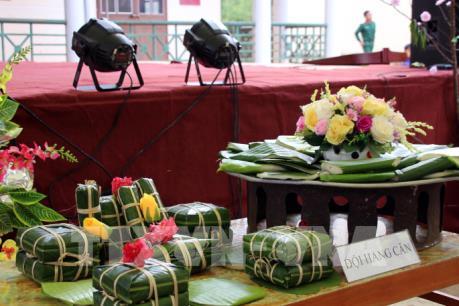 Khách quốc tế hào hứng với bánh chưng Việt