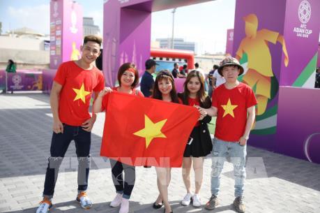Asian Cup 2019: Cổ động viên Việt Nam đến sân Al-Maktoum cổ vũ cho đội tuyển