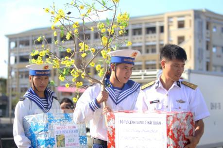 Chăm lo Tết cho quân dân Trường Sa