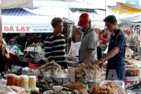 Hàng khô rục rịch tăng giá ngày cận Tết