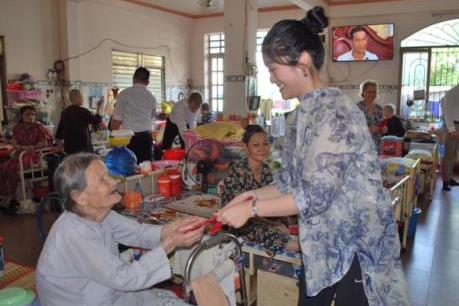 Vạn Thịnh Phát dành 600 triệu đồng tặng quà Tết cho người già neo đơn