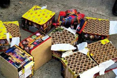 Bắt quả tang cán bộ công chứng buôn pháo nổ trái phép