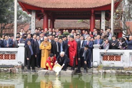 Tổng Bí thư, Chủ tịch nước Nguyễn Phú Trọng thả cá chép tiễn ông Táo