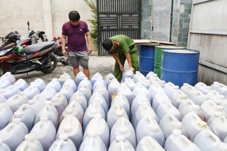 Đồng Nai bắt xe chở hơn 14.000 lít mỡ động vật không rõ xuất xứ