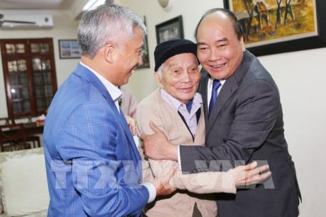 Thủ tướng thăm, chúc Tết một số nhà khoa học lão thành tại Hà Nội