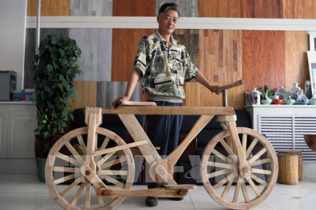 Thợ mộc Trung Quốc chế tạo chiếc xe đạp hoàn toàn bằng gỗ