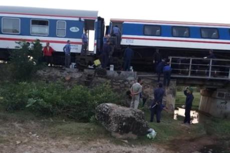 Khẩn trương khắc phục sự cố tàu SE1 trật bánh ở Bình Thuận