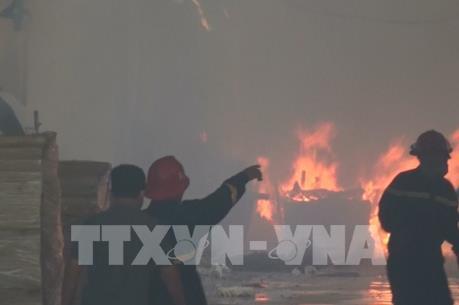 Bình Dương: Gần 3.000 m2 nhà xưởng sản xuất đồ gỗ bị thiêu rụi