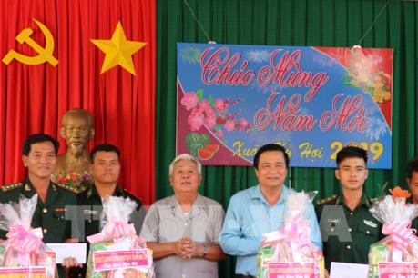 Mang không khí Tết cổ truyền ấm áp đến với mọi người, mọi nhà