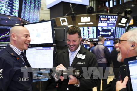 Phố Wall tăng điểm khá mạnh, đồng USD yếu đi sau tuyên bố của Fed