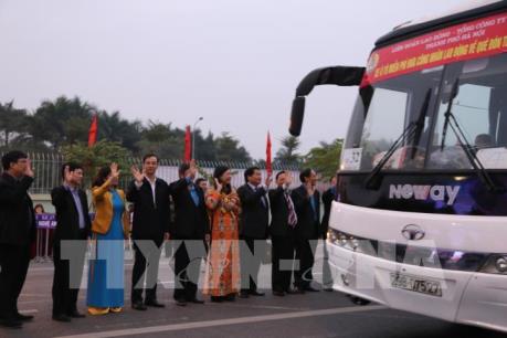 Ấm áp những “chuyến xe nghĩa tình” đưa công nhân về quê ăn Tết