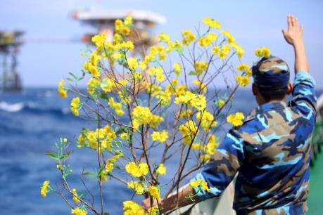 Mang Xuân đến những "ngôi nhà" giữa biển khơi