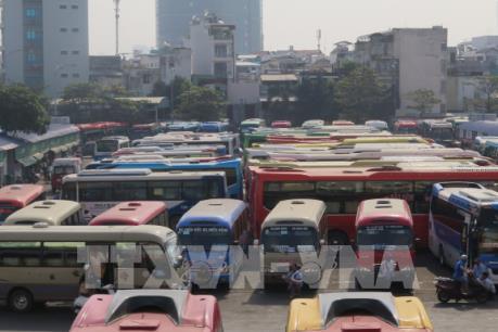 Hàng nghìn người về quê đón Tết, giao thông ùn ứ nghiêm trọng