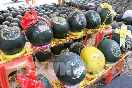 Dưa hấu khắc chữ được giá