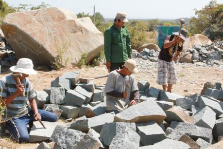 Nghề chẻ đá Hòn Sóc ở “xứ Hòn”