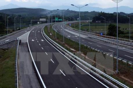 "Mở tiệc" trên cao tốc, tài xế bị phạt tiền, tước giấy phép lái xe 2 tháng