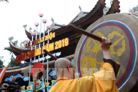 Ngày khai hội, chùa Hương (Hà Nội) đỡ cảnh tắc nghẽn