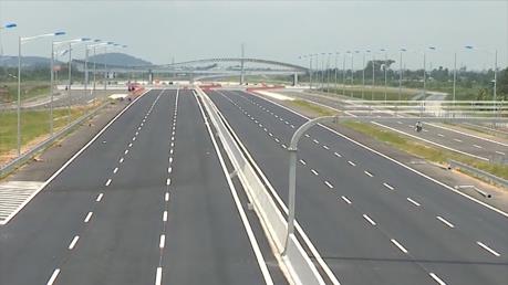 Lật xe trên cao tốc Nội Bài - Lào Cai khiến 3 người bị thương