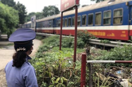 Hai nữ nhân viên gác chắn dũng cảm cứu cụ bà khi tàu đang tới