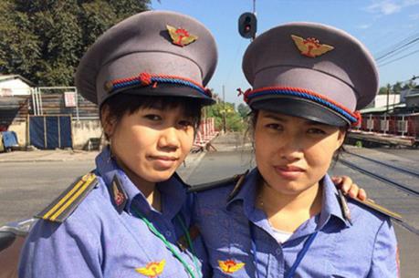 Khen thưởng hai nữ nhân viên đường sắt có hành động dũng cảm cứu người