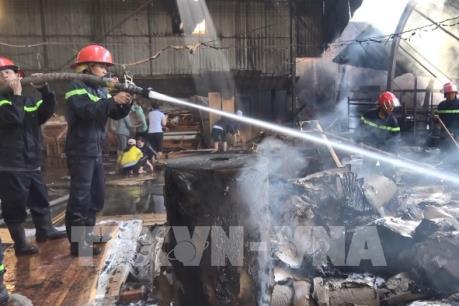 Cháy công ty sản xuất đồ gỗ ở Bình Dương
