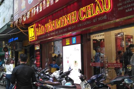 Tấp nập khách hàng mua vàng sớm trước ngày vía Thần tài