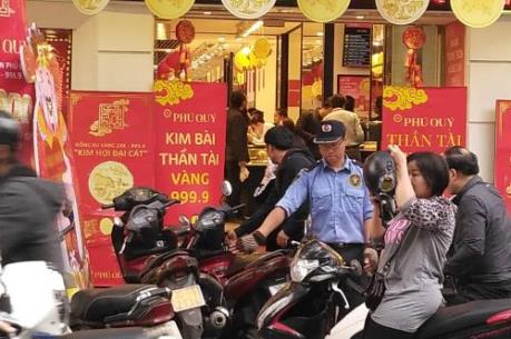 Tấp nập khách hàng mua vàng sớm trước ngày vía Thần tài