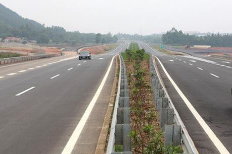 Tai nạn liên tiếp trên cao tốc Hà Nội - Lào Cai