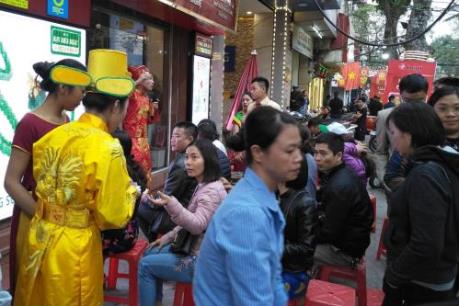 Xếp hàng đông nghịt mua vàng lấy may ngày vía Thần tài