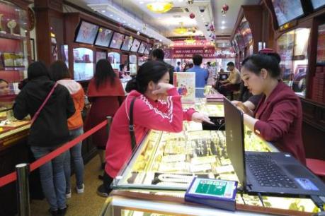 Giá vàng hôm nay 28/2 đồng loạt đi xuống
