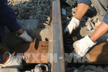 Thông tuyến đường sắt sau sự cố tàu khách trật bánh ở Biên Hòa