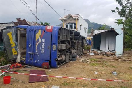 Xe khách bất ngờ lao vào nhà dân, ít nhất 20 người nhập viện cấp cứu