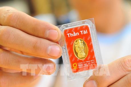 Tấp nập cảnh người dân đi mua vàng cầu may ngày vía Thần Tài