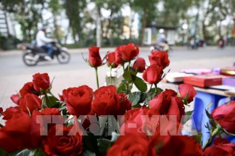 Nhiều hàng hóa tiêu dùng đắt hàng nhờ "ăn theo" ngày Valentine