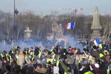 Tuần thứ 14 liên tiếp biểu tình diễn ra tại "kinh đô thời trang"