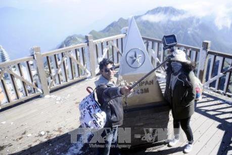 Tuyết rơi bất ngờ trên đỉnh Fansipan, Sa Pa
