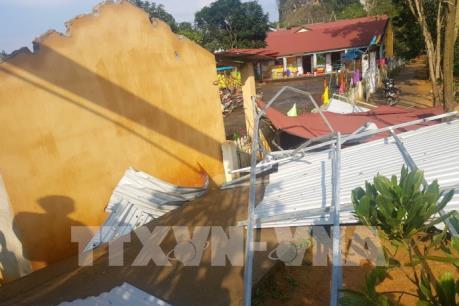 Dông lốc gây thiệt hại lớn cho người dân nhiều tỉnh phía Bắc