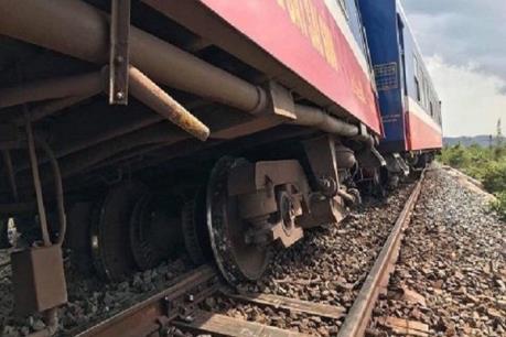 Thông tuyến đường sắt Bắc – Nam sau sự cố tàu hàng trật bánh tại Nghệ An